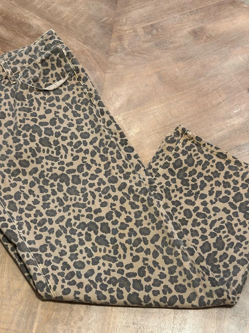 AE Stretch Leopard Low-Rise Baggy Wide-Leg Pant